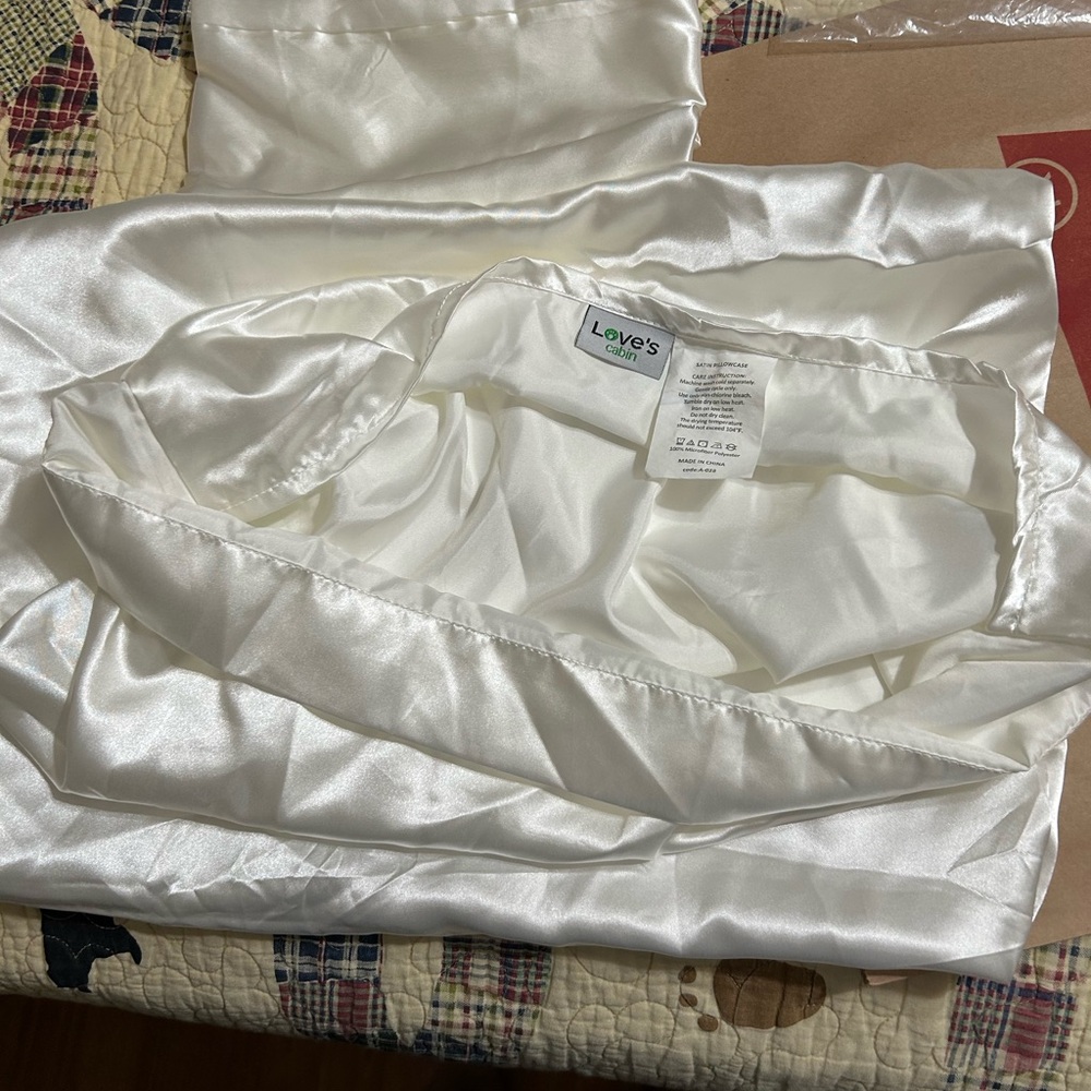 Loves Satin Pillowcases (there is 2)